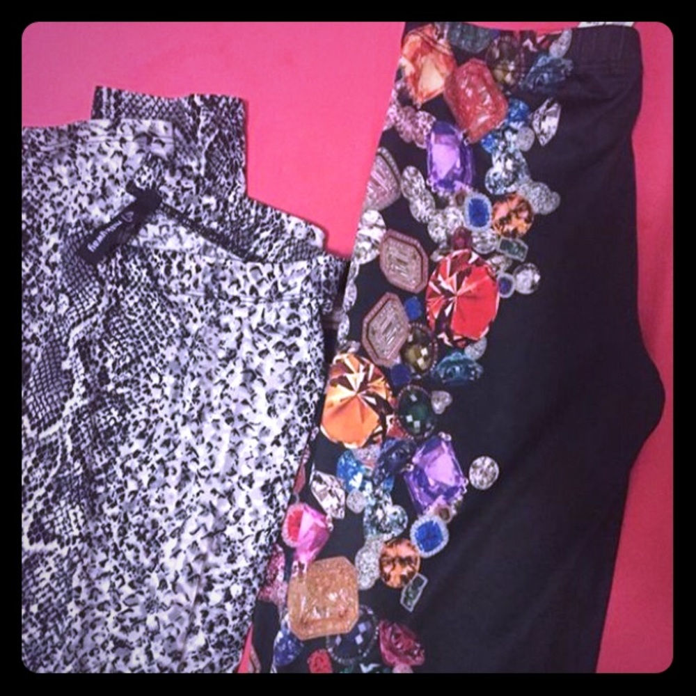 A set of two leggings. Size small